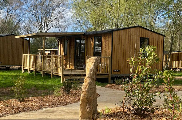 Lodge bois cosy 30m&sup2; 2 chambres avec terrasse au Domaine de Mesqueau en Bretagne