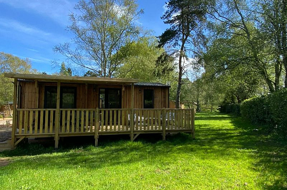 Lodge bois cosy 32m&sup2; avec terrasse au camping Domaine de Mesqueau en Bretagne