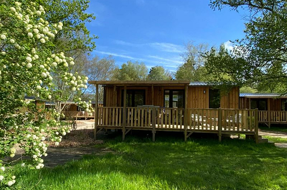 Lodge bois cosy \"844\" 32m&sup2; avec terrasse au camping Domaine de Mesqueau en Bretagne