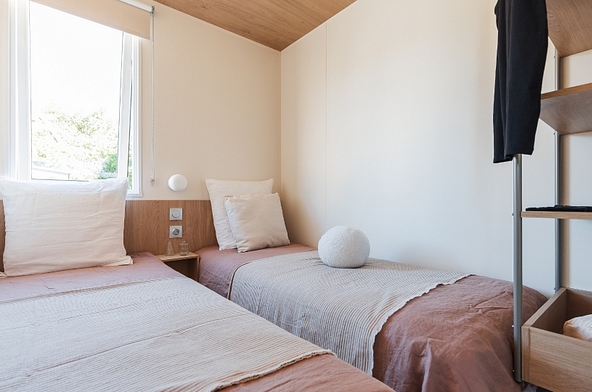 Chambre avec deux lits simples et rangements dans le Lodge &Ocirc; COZY \"844\"
