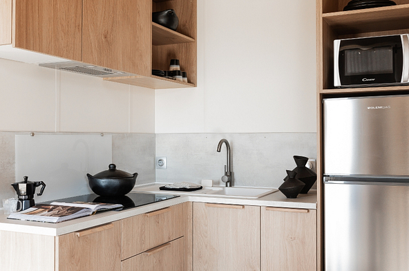 Cuisine &eacute;quip&eacute;e du Lodge &Ocirc; COZY avec lave-vaisselle, r&eacute;frig&eacute;rateur, plaques de cuisson, micro-ondes et nombreux rangements.