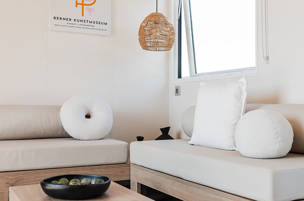 Salon confortable et lumineux avec d&eacute;coration contemporaine dans le Lodge &Ocirc; COZY.\"844\"