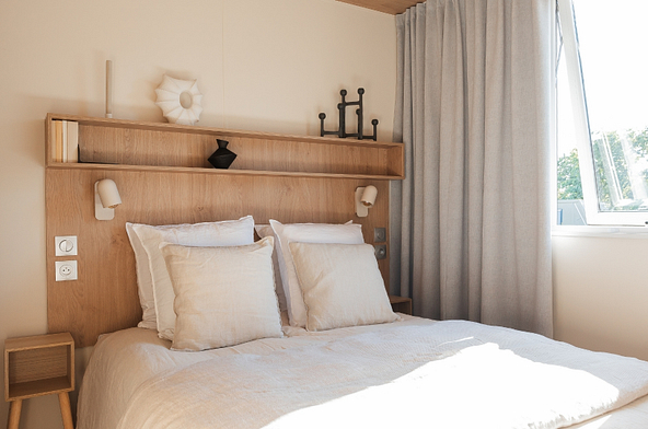 Chambre parentale avec lit double 160 &times; 200 cm et rangements dans le Lodge &Ocirc; COZY \"844\" au Domaine de Mesqueau