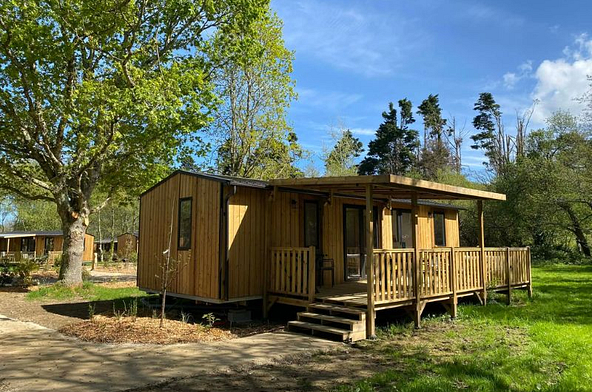 Lodge bois tout confort 40m&sup2; avec terrasse au camping Domaine de Mesqueau en Bretagne