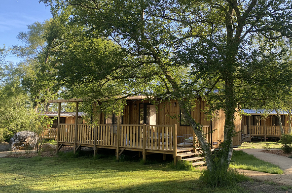 Lodge &Ocirc; COZY 804 en bardage bois avec terrasse semi-couverte au c&oelig;ur d\'un environnement arbor&eacute; du Domaine de Mesqueau.