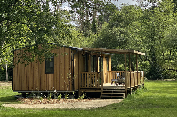 Lodge &Ocirc; CONFORT en bois avec terrasse couverte, situ&eacute; au c&oelig;ur d\'un environnement arbor&eacute; et verdoyant au Domaine de Mesqueau &agrave; Plougasnou. H&eacute;bergement moderne de 3 chambres et 2 salles de bains pouvant accueillir jusqu\'&agrave; 6 personnes.
