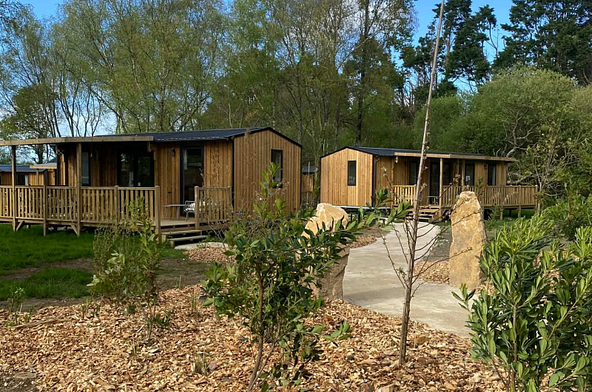 Lodges &Ocirc; en bois avec terrasse au Domaine de Mesqueau en Bretagne, dans un parc arbor&eacute; et naturel