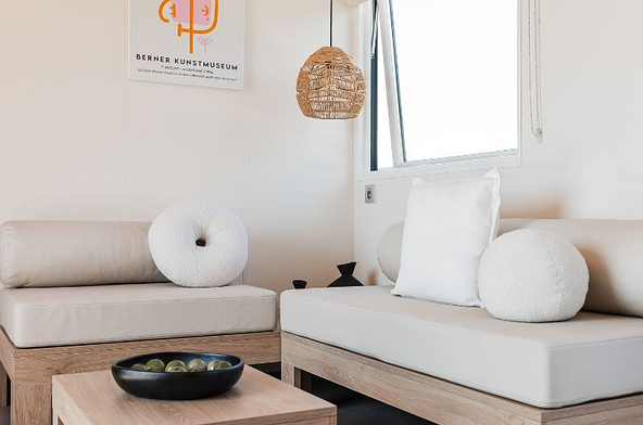 Vue du salon - Lodge ö - côté cuisine - pour des vacances au Domaine de Mesqueau