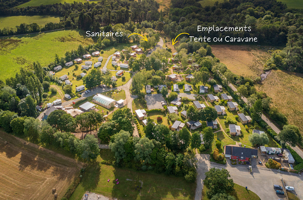 Vue a&eacute;rienne des emplacements calmes dans la nature pour tentes et caravanes au Domaine de Mesqueau &agrave; Plougasnou, en Bretagne