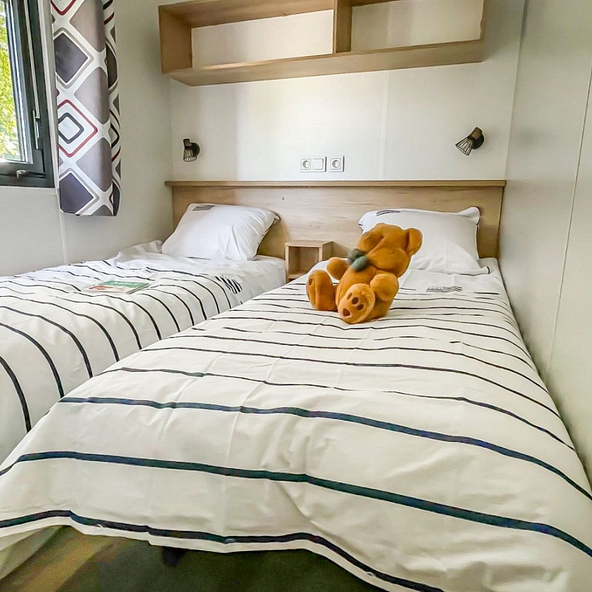 Chambre avec 2 lits de 90x190 du Cottage Premium 2 chambres au camping Le Domaine de Mesqueau à Plougasnou