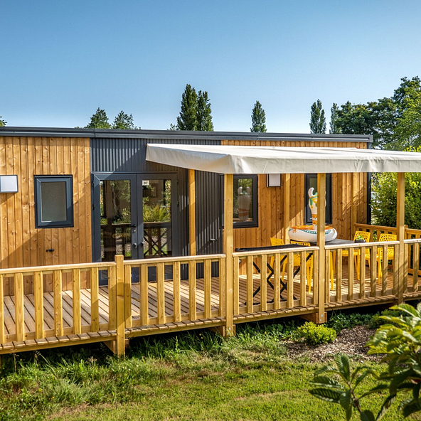 Cottage Premium 2 chambres avec dressing ou pièce pour lit bébé au Domaine de Mesqueau camping 4 étoiles en Baie de Morlaix