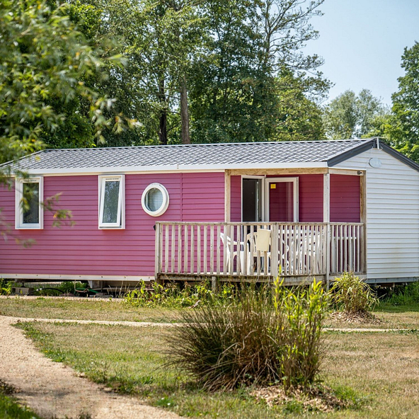 Mobil-home O\'Hara avec terrasse au Domaine de Mesqueau, camping en Bretagne.