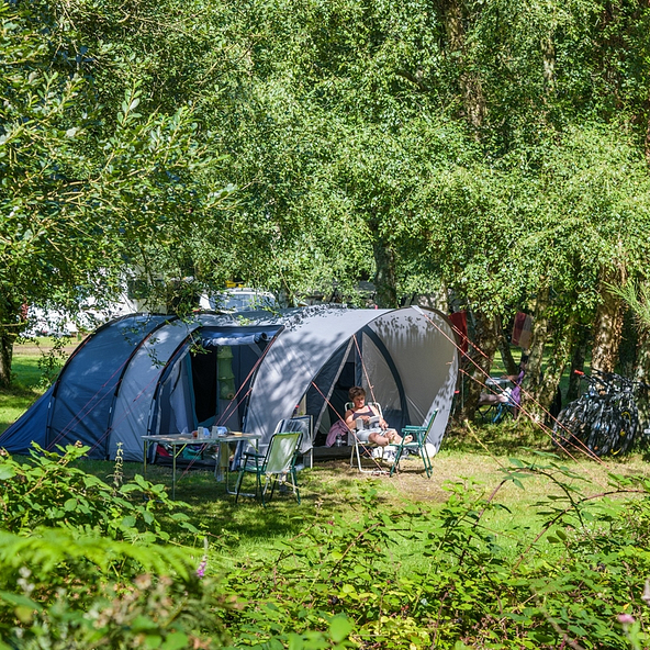 Domaine de Mesqueau, emplacements tente sous les arbres ©Yann Richard