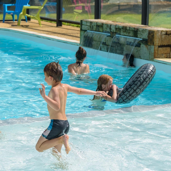 Swimming pool on the Domaine de Mesqueau campsite © Yann Richard