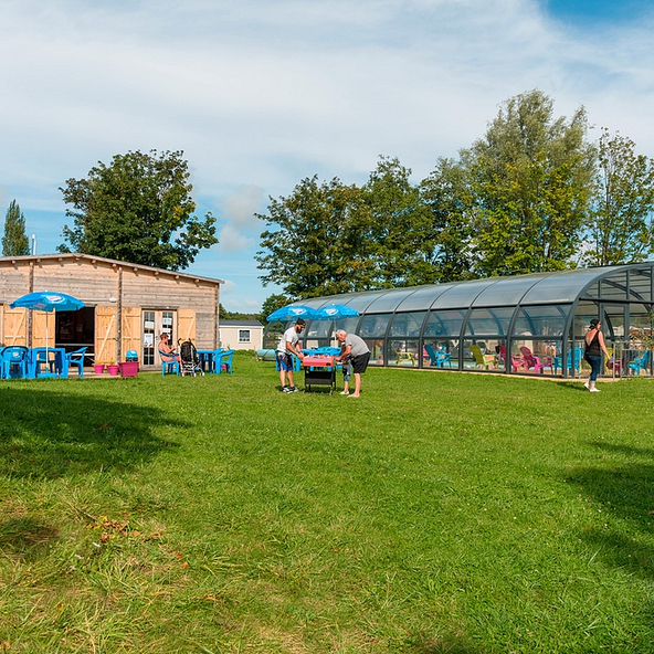 Domaine de Mesqueau, chalet, swimming pool and table football