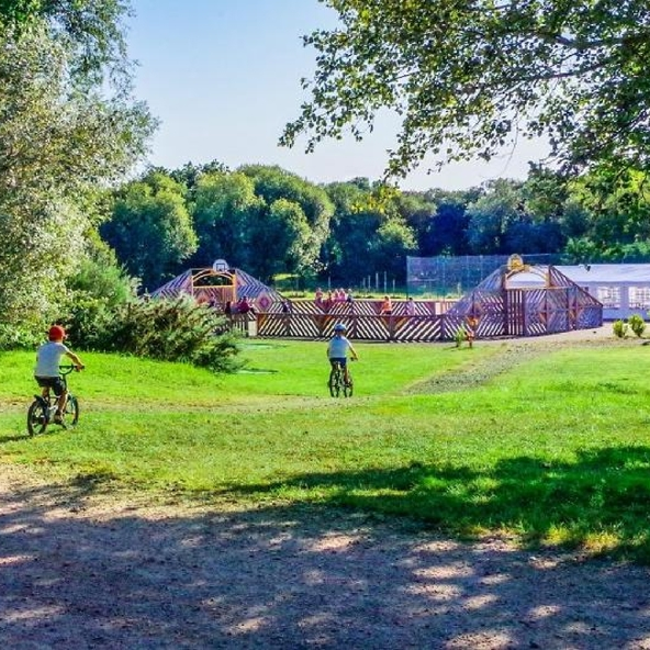 des enfants à vélo dans le Domaine de Mesqueau