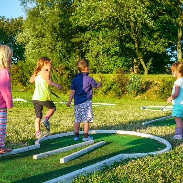 Les enfants jouent au minigolf au Domaine de Mesqueau