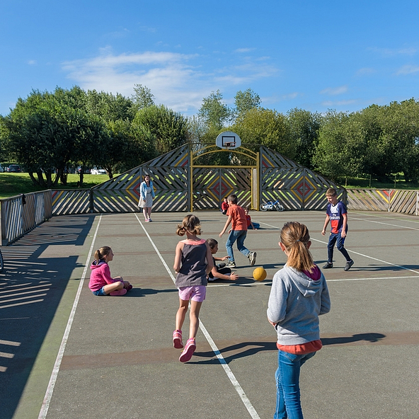 Football and basketball pitch on the Domaine de Mesqueau campsite