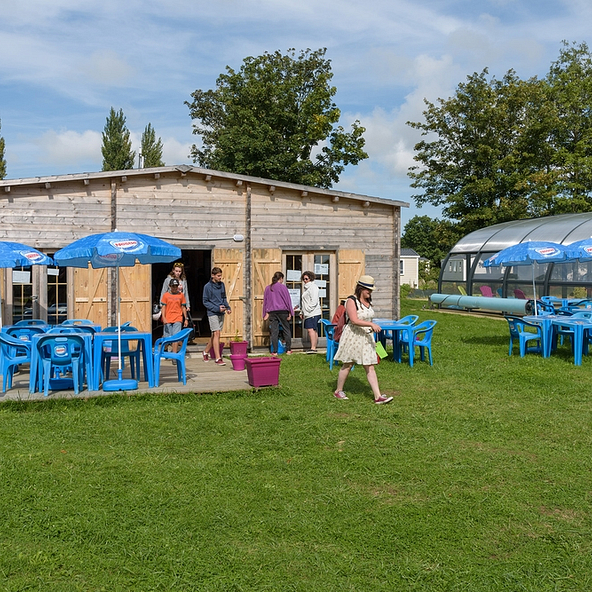 Indoor swimming pool and terrace on the Domaine de Mesqueau campsite