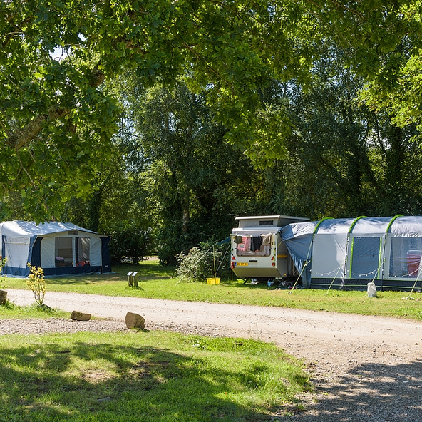 Tent and caravan pitches on the Domaine de Mesqueau campsite