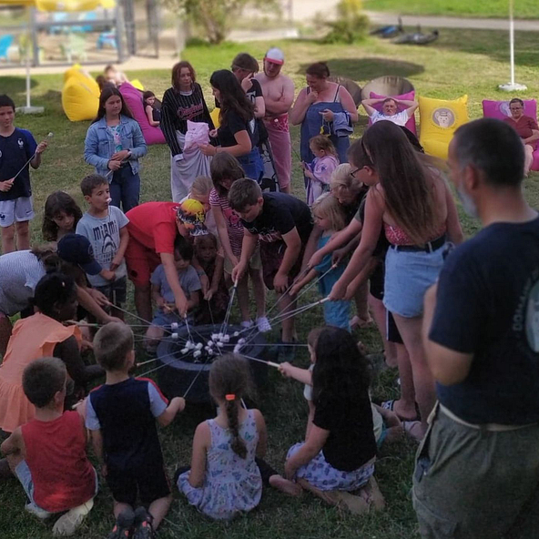 Chamallow grillé pendant les vacances au camping le Domaine de Mesqueau en Bretagne