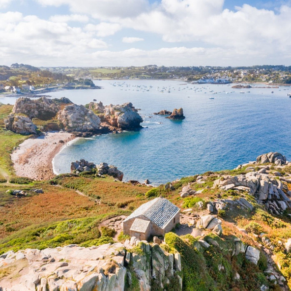Pointe de Primel et maison des douaniers Plougasnou Baie de Morlaix Finistère Bretagne