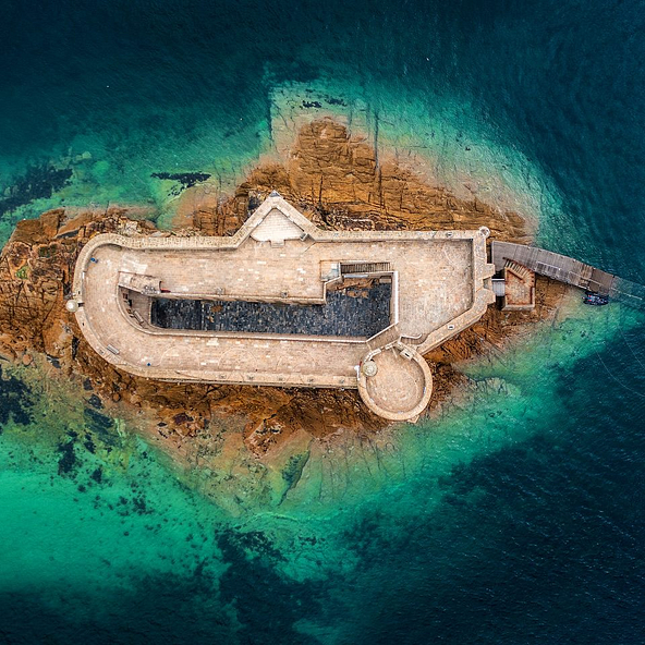 Vue a&eacute;rienne du Ch&acirc;teau du Taureau, fort historique entour&eacute; d&rsquo;eaux turquoise dans la Baie de Morlaix, pr&egrave;s du Camping Domaine de Mesqueau.