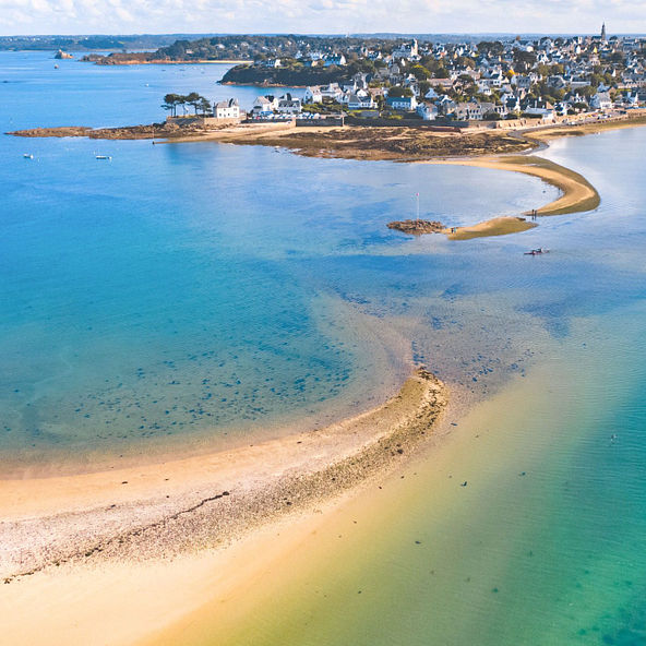 Passage submergé vers l\'île Callot à marée haute, Carantec en Bretagne.