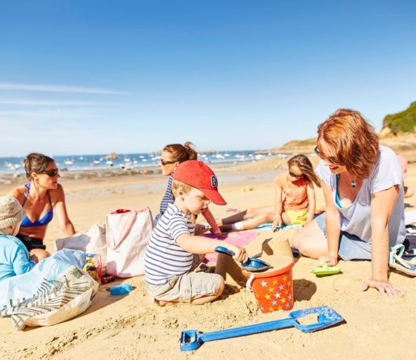 Famille profitant d\'une journ&eacute;e ensoleill&eacute;e sur une plage de Carantec.