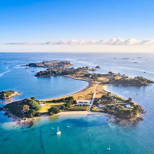 Vue a&eacute;rienne de l&rsquo;&icirc;le Callot entour&eacute;e d&rsquo;eaux turquoise, accessible par un passage &agrave; mar&eacute;e basse pr&egrave;s de Carantec.