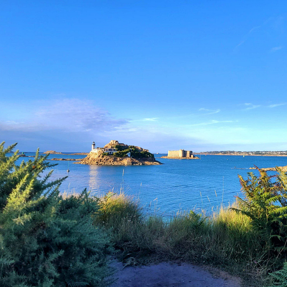 Phare de l&rsquo;&icirc;le Lou&euml;t et ch&acirc;teau du Taureau depuis un sentier c&ocirc;tier, proche du Camping Domaine de Mesqueau en baie de Morlaix.