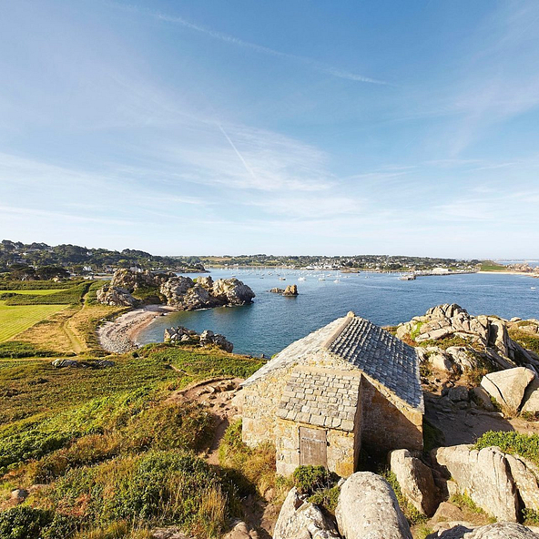 Maison des douaniers &agrave; la Pointe de Primel &agrave; Plougasnou surplombant une plage de sable fin et la mer bleue.