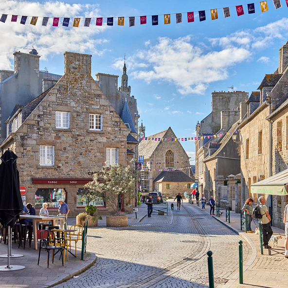Centre historique de Roscoff, cit&eacute; de caract&egrave;re avec ses b&acirc;timents en pierre et ses rues pav&eacute;es.