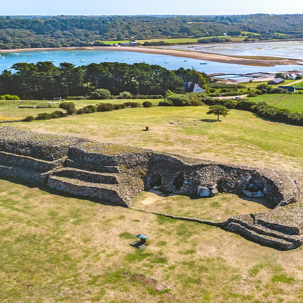 Cairn de Barnenez, monument m&eacute;galithique pr&egrave;s de la baie de Morlaix, proche du camping Mesqueau