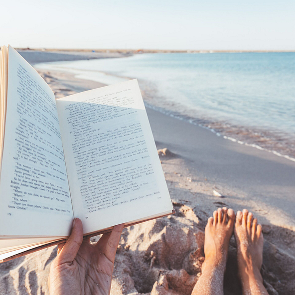 Lecture d\'un livre sur une plage ensoleillée proche du Domaine de Mesqueau