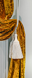 Manoir de Kerlut - Gros plan sur des rideaux en velours