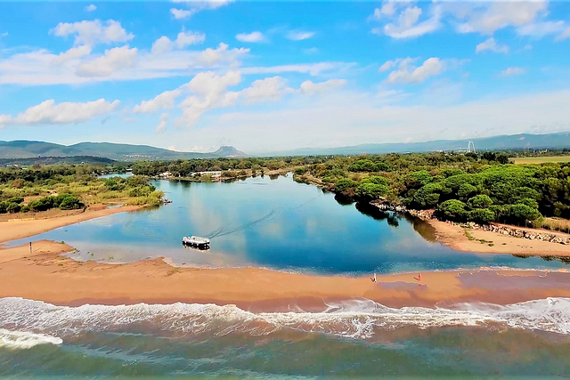 Vue aérienne des plages des Esclamandes et de la navette fluviale de l\'Etoile d\'Argens - Camping Fréjus Ecolodge L\'Etoile d\'Argens