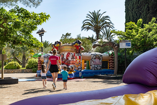 Kinderen en begeleiders op springkastelen - Camping Fréjus Ecolodge L\'Etoile d\'Argens