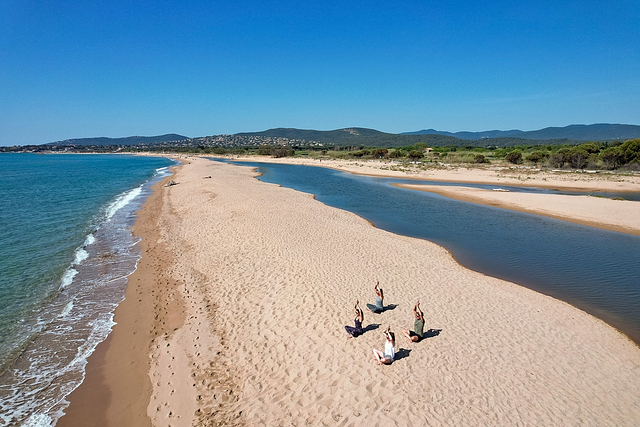 Yogakurs in einer Gruppe am Strand Les Esclamandes -  Campingplatz Fréjus Ecolodge L‘Etoile d\'Argens