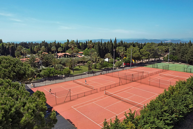 Vue aérienne des cours de tennis - Camping Fréjus Ecolodge L\'Etoile d\'Argens