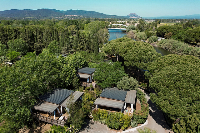 Luchtfoto van een wijk met accommodaties met zicht op de terrassen van de lodges - Camping Fréjus Ecolodge L\'Etoile d\'Argens