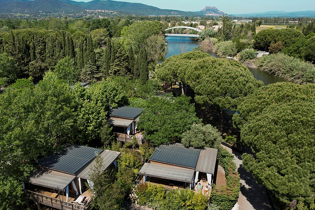Aerial view of an accommodation residency area with a view onto the verandas of the rentals - Ecolodge L\'Etoile d\'Argens Campsite in Fréjus