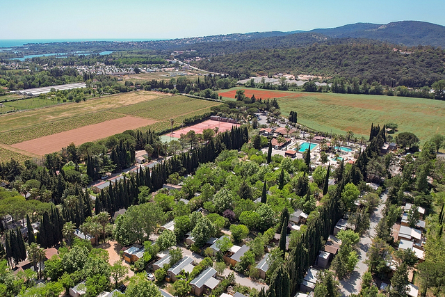 Luchtfoto van accommodaties en mooi aangelegde wijken - Camping Fréjus Ecolodge L\'Etoile d\'Argens