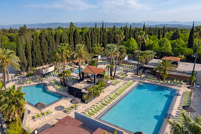 Luftaufnahme von der Badelandschaft - Campingplatz Fréjus Ecolodge L‘Etoile d\'Argens