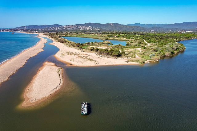 Aerial view of the Esclamandes Beaches and water-bus-shuttle of l\'Etoile d\'Argens Ecolodge L\'Etoile d\'Argens Campsite in Fréjus