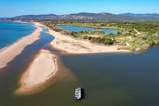 Luftaufnahme der Strände Les Esclamandes und der Fluss-Shuttle von L‘Etoile d\'Argens - Campingplatz Fréjus Ecolodge L‘Etoile d\'Argens