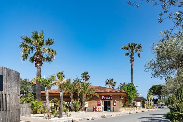 Services found at the entrance to the campsite, “Proxi” supermarket - Ecolodge L\'Etoile d\'Argens Campsite in Fréjus