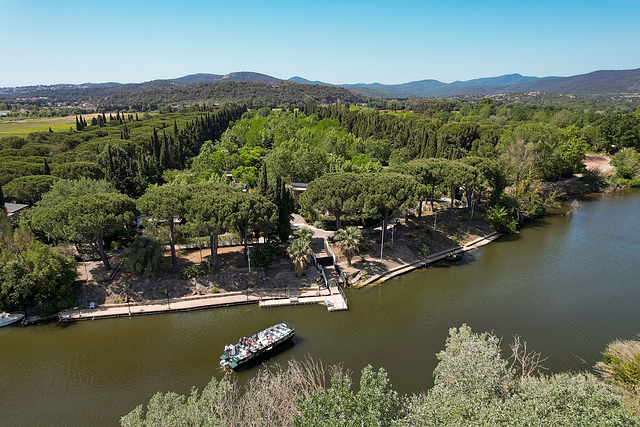 Aerial view of the boarding pontoon of the water-bus-shuttle of l\'Etoile d\'Argens Ecolodge L\'Etoile d\'Argens Campsite in Fréjus