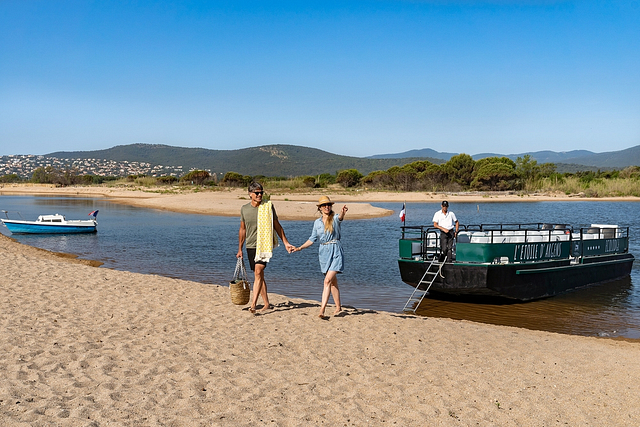 Couple arriving on the Esclamande Beach via the water-bus-shuttle of l\'Etoile d\'Argens Ecolodge L\'Etoile d\'Argens Campsite in Fréjus