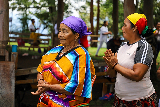 Kolumbianische weise Frauen, die an einem Reinigungsritual teilnehmen- Campingplatz Fréjus Ecolodge L‘Etoile d\'Argens